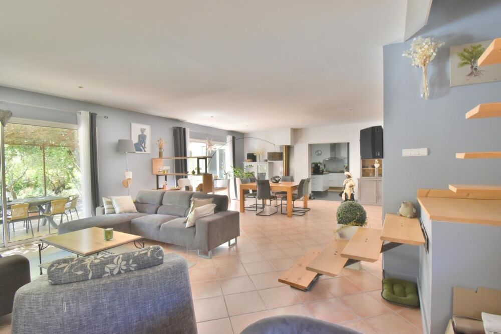 Vente Maison ST RESTITUT, rare, maison contemporaine de 193 m² hab plus garage et piscine 10X5 sur 2000 m boisés de chênes au calme Saint restitut
