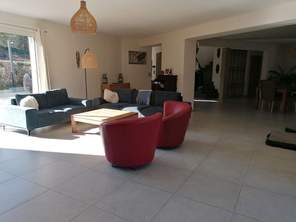 Superbe propriété familiale avec dépendance, piscine et grand terrain arboré