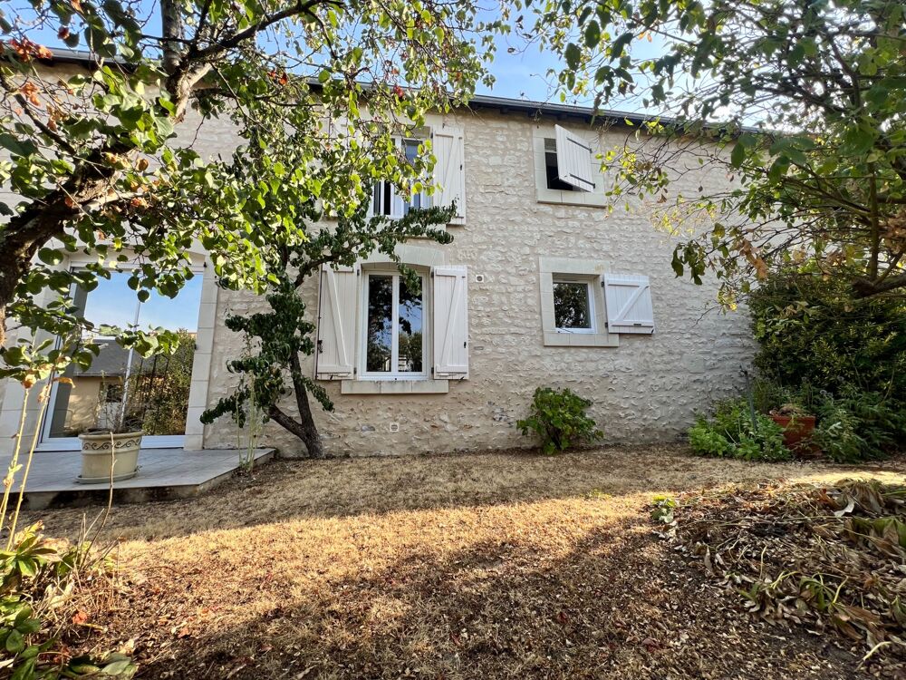 Maison de caractère rénovée  182 m²  Studio indépendant 31m²  Garage de 117 m²  Terrain clos de 2 235 m²