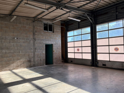LUCON (85400) EN PLEINE ZONE ARTISANALE LOCAL PROFESSIONNEL 90M&sup2; EN TRES BON ETAT AVEC PARKING PRIVATIF 650 85400 Lucon