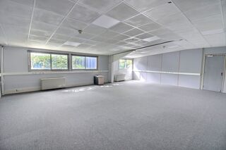  Bureau à louer de 86 m2 cloisonné en deux parties dans une ZAC à Achères au prix de 825 € H.T. H.C. / mois Acheres