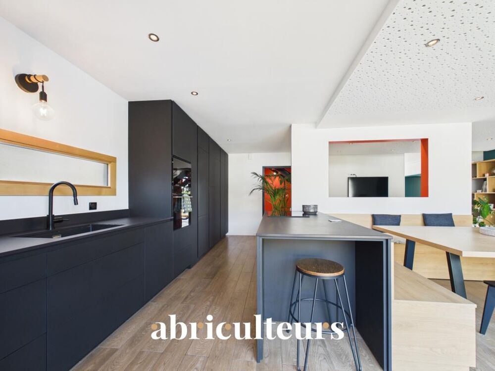Grande maison d'architecte de 219M2 - DPE C - Jardin - 5 chambres - Mobilier sur-mesure - Un garage/buanderie - 2 parking - Rezé