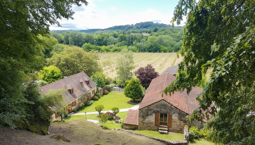 A vendre. Ensemble de 250m² à Tursac (24) avec maison d'habitation, gîte, piscine lagon sur près de 1,5 hectares de terrain en p
