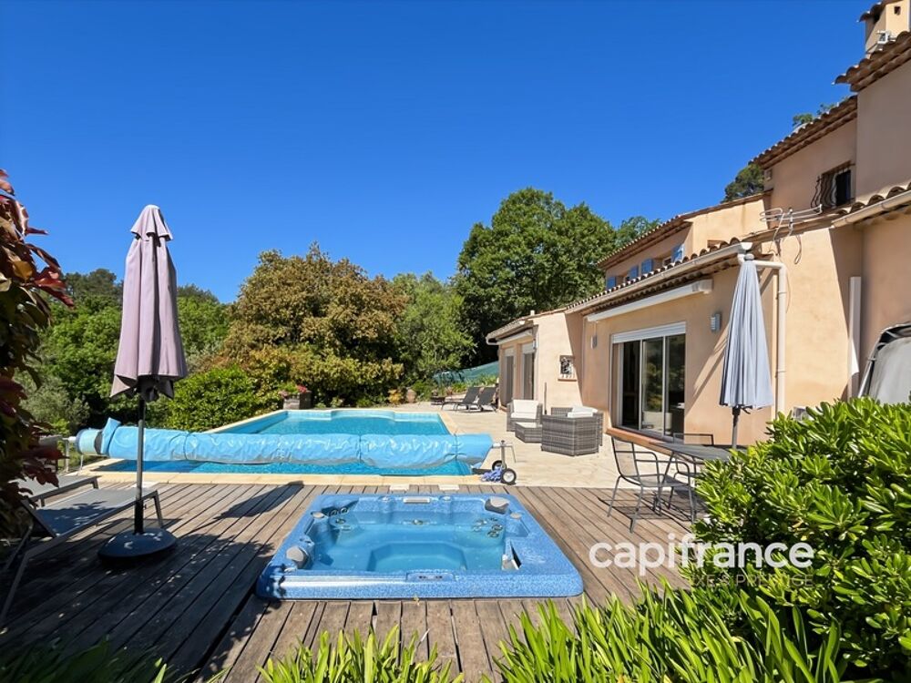 Villa avec piscine - 6 pièces - BAGNOLS EN FORET (83)