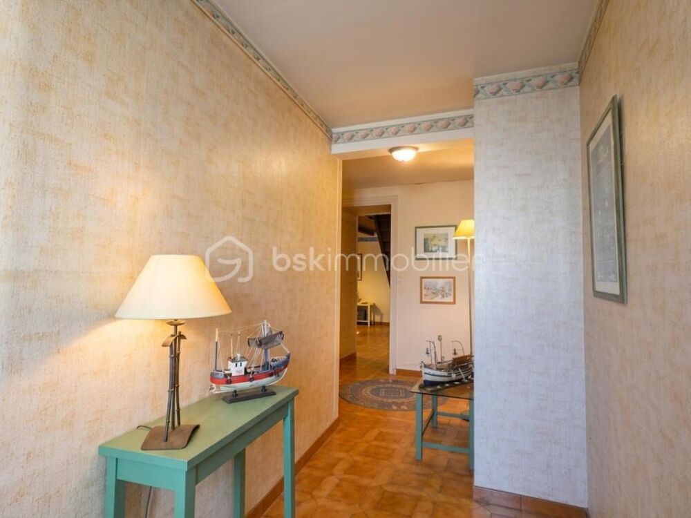 Marennes centre  Maison familiale en pierre de 145 m², 4 chambres, cour sans vis-à-vis et garage