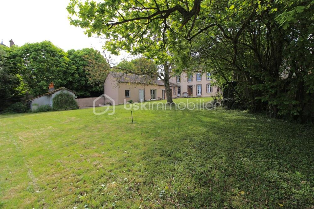 Demeure de caractère au coeur de Courtenay  Volumes et authenticité