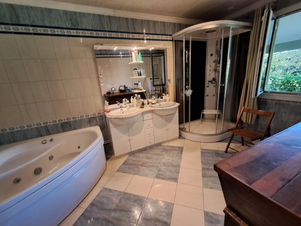 Spacieuse maison de campagne de 244 m² avec piscine