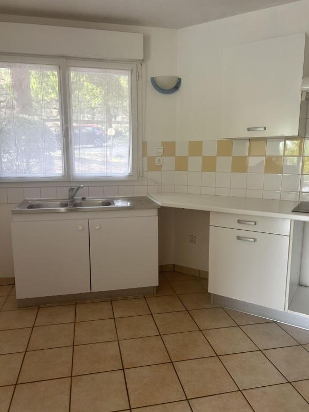 A LOUER T3 AVEC PETITE TERRASSE RESIDENCE LES BASTONIES