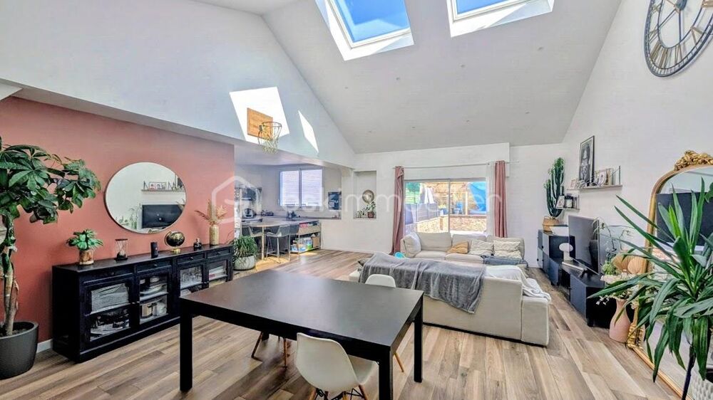 FOUGÈRES  170 m²  MAISON ATYPIQUE ESPRIT LOFT  4 CHAMBRES  TERRASSE & COUR PRIVATIVE