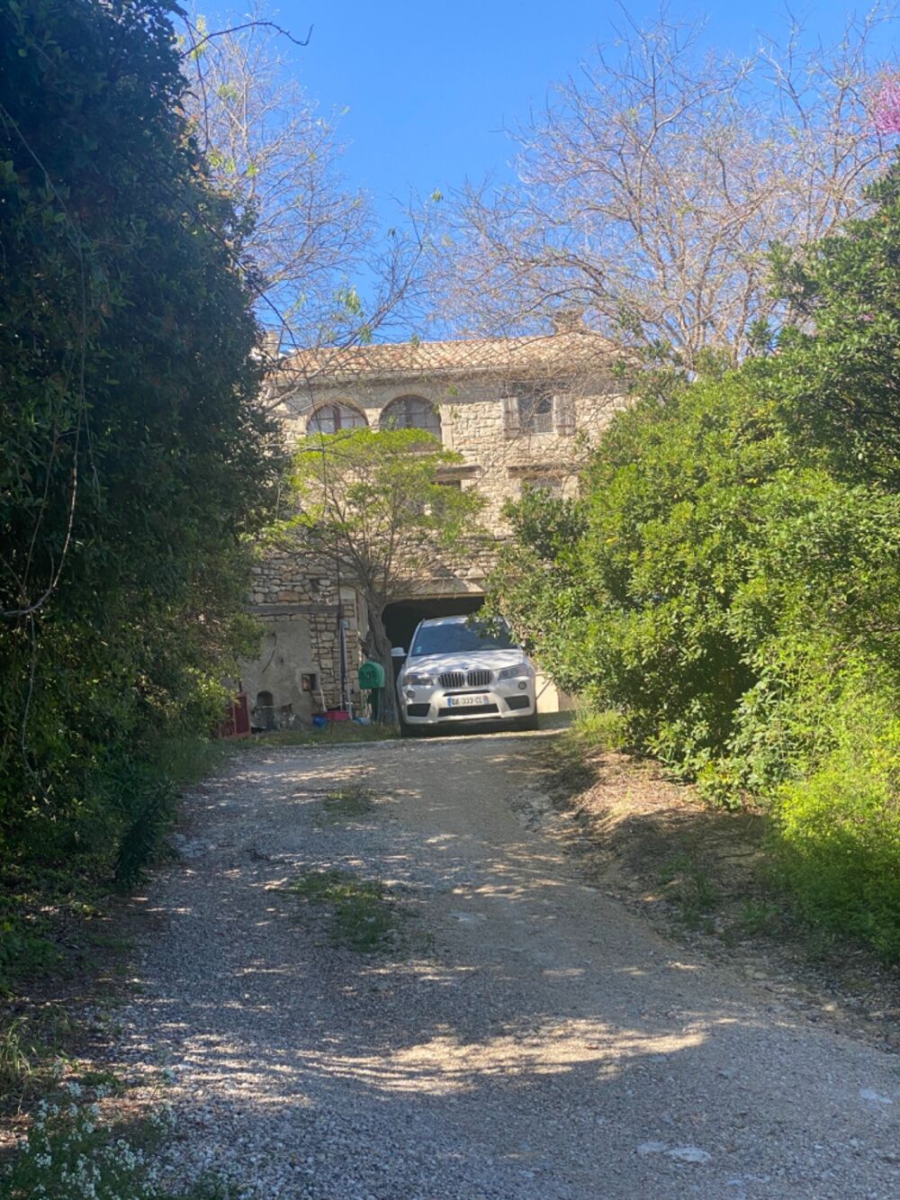 ISSIRAC (30) - L'authenticité du Gard provençal : maison en pierre, garage, dépendances et cour plein sud