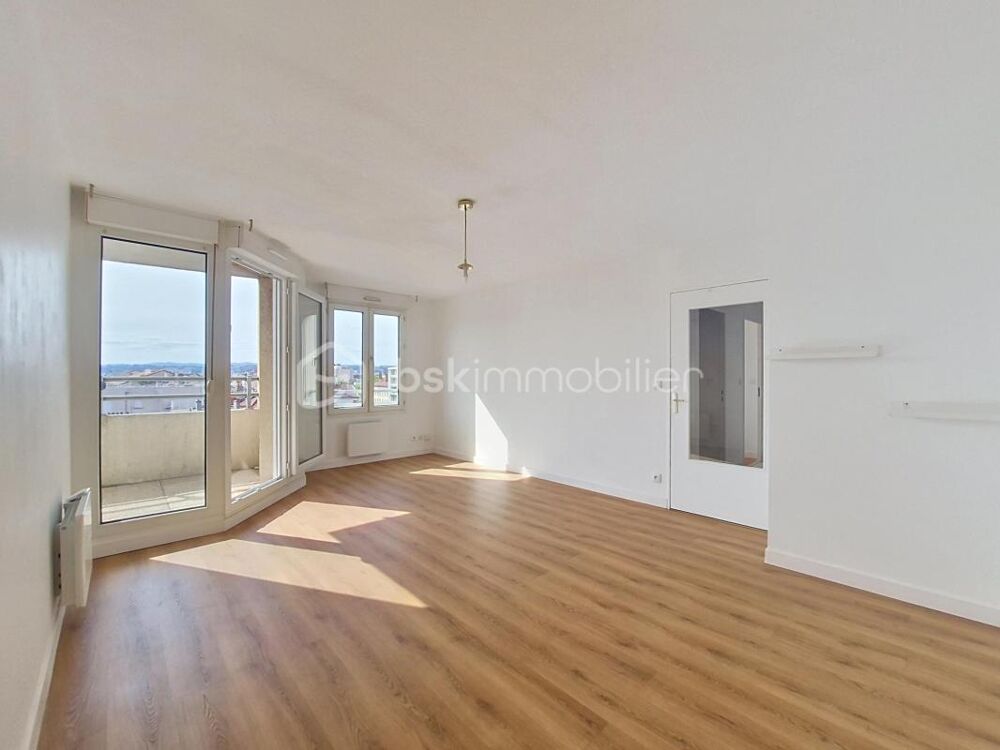 Vente interactive - Bel appartement 2 pièces rénové avec grand balcon, vue dégagée et garage  Villeurbanne Maisons Neuves