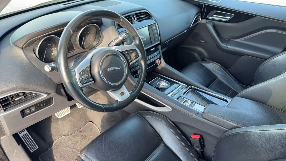 F-PACE 3.0 V6 300 AWD BVA8 R-Sport - Automatique 2017 occasion 83600 Frejus