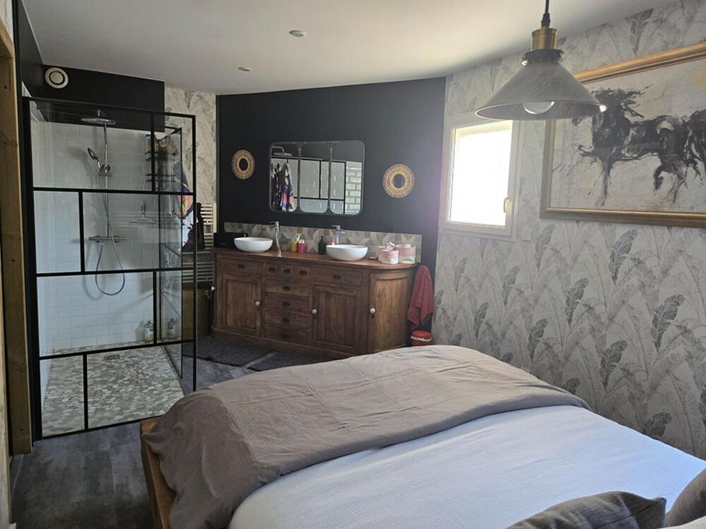 Villa avec piscine, dans un cadre résidentiel prisé