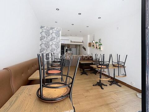 À VENDRE  Local commercial avec pas de porte  Ancienne pizzeria  Environ 40 m²  Matériel inclus 144000 38220 Vizille