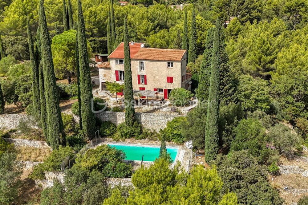 Élégance intemporelle pour cette maison du 19ème avec piscine et vue imprenable sur la rade de Toulon !