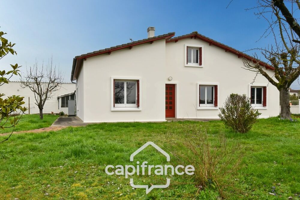 Maison à vendre entièrement rénovée, 6 pièces SAINT JEAN D'ANGELY (17), proche commerces avec jardin et garage