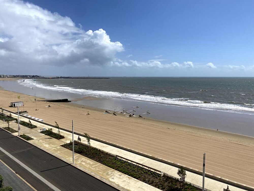 LA BAULE FACE MER APPARTEMENT TRAVERSANT AVEC STATIONNEMENT ET CAVE