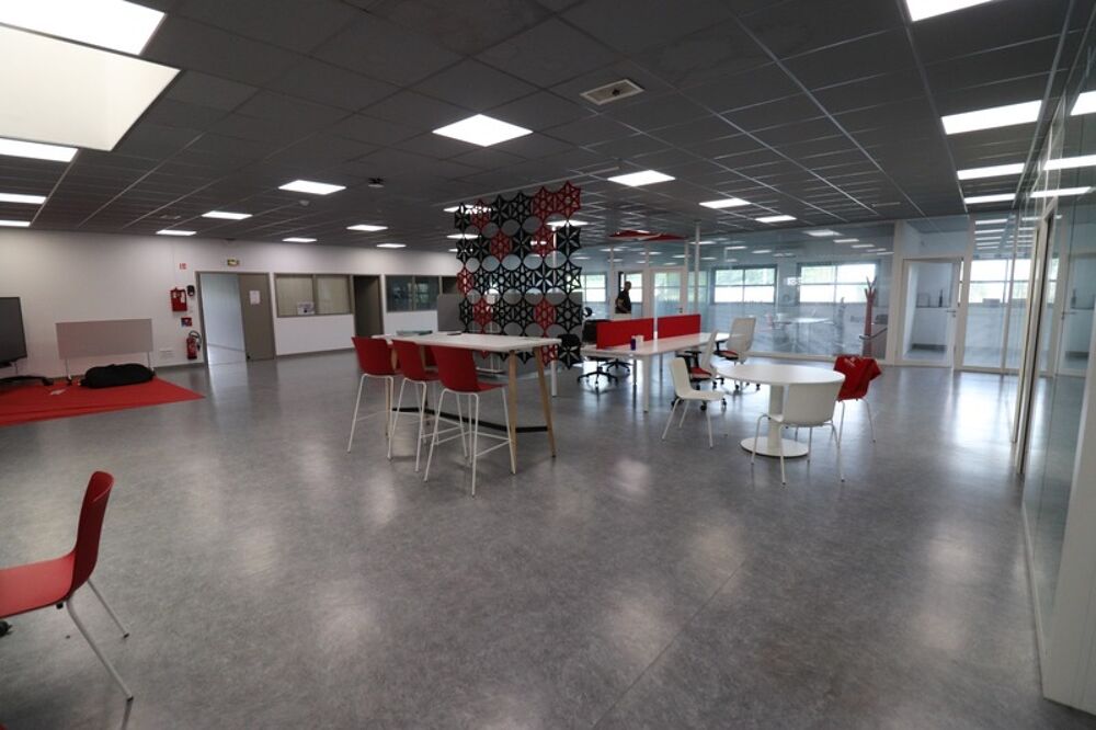   BEAU BATIMENT DE 800M² DE BUREAUX  ET 3200M² DE PARKING A 5 MIN  ROCHEFORT 30 MIN LA ROHELLE Breuil magne