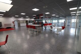   BEAU BATIMENT DE 800M² DE BUREAUX  ET 3200M² DE PARKING A 5 MIN  ROCHEFORT 30 MIN LA ROHELLE Breuil magne