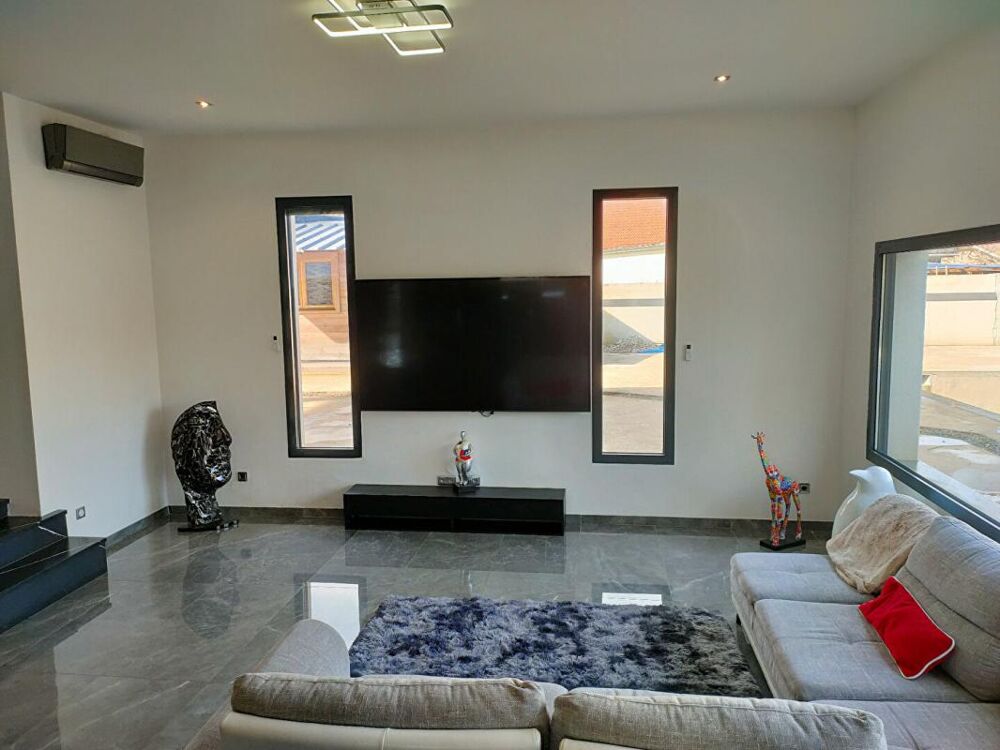 Vente Maison MAISON 224 m² - 7 PIECES - GARAGE ET DEPENDANCES - TERRAIN 3232 m² Sainte eulalie