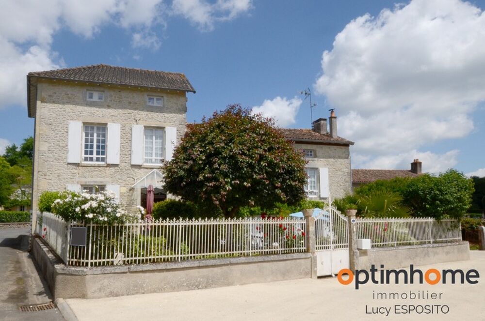 Charmante maison de village rénovée, offrant 5 chambres, des dépendances et un jardin, idéalement située entre Ruffec et Civray