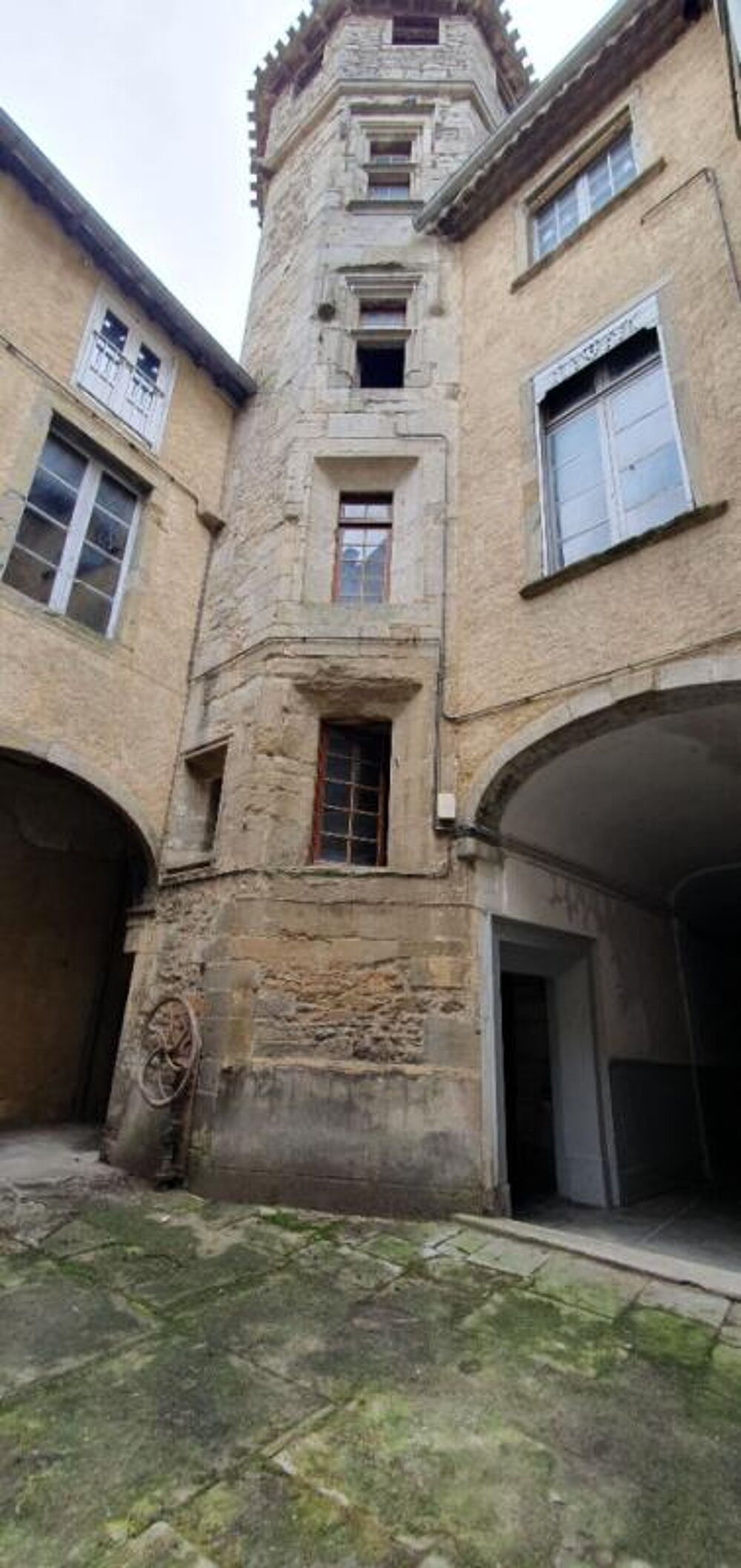 Vente Hôtel particulier EXCLUSIVITE ! Investissez dans l'histoire ! Un hôtel particulier avec tour classée du XVe siècle, 7 appartements, un local comme Carcassonne