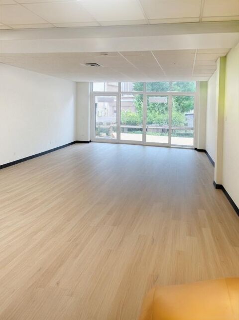 Consult'im vous propose une surface PMR de bureaux &agrave; la  location. Possibilit&eacute; ERP 9339 92300 Levallois perret