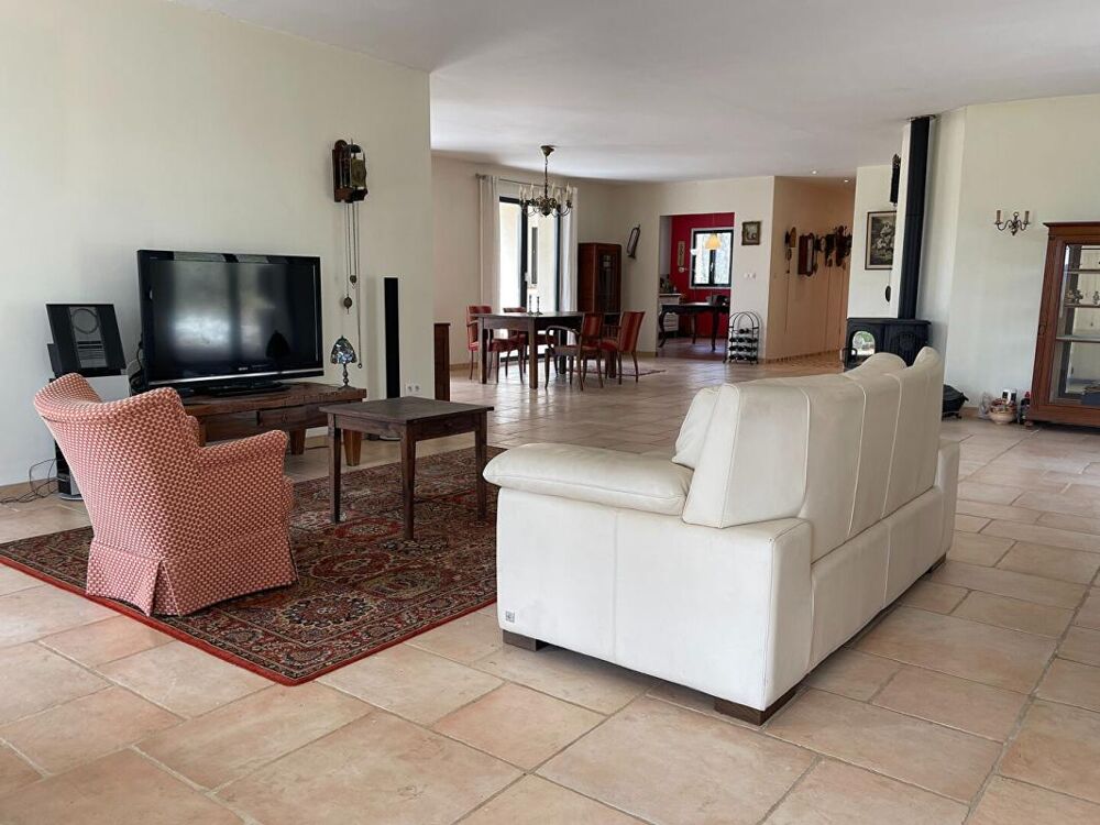 Spacieuse maison avec gîte, grand garage, à distance de marche d'un village dans le Lot