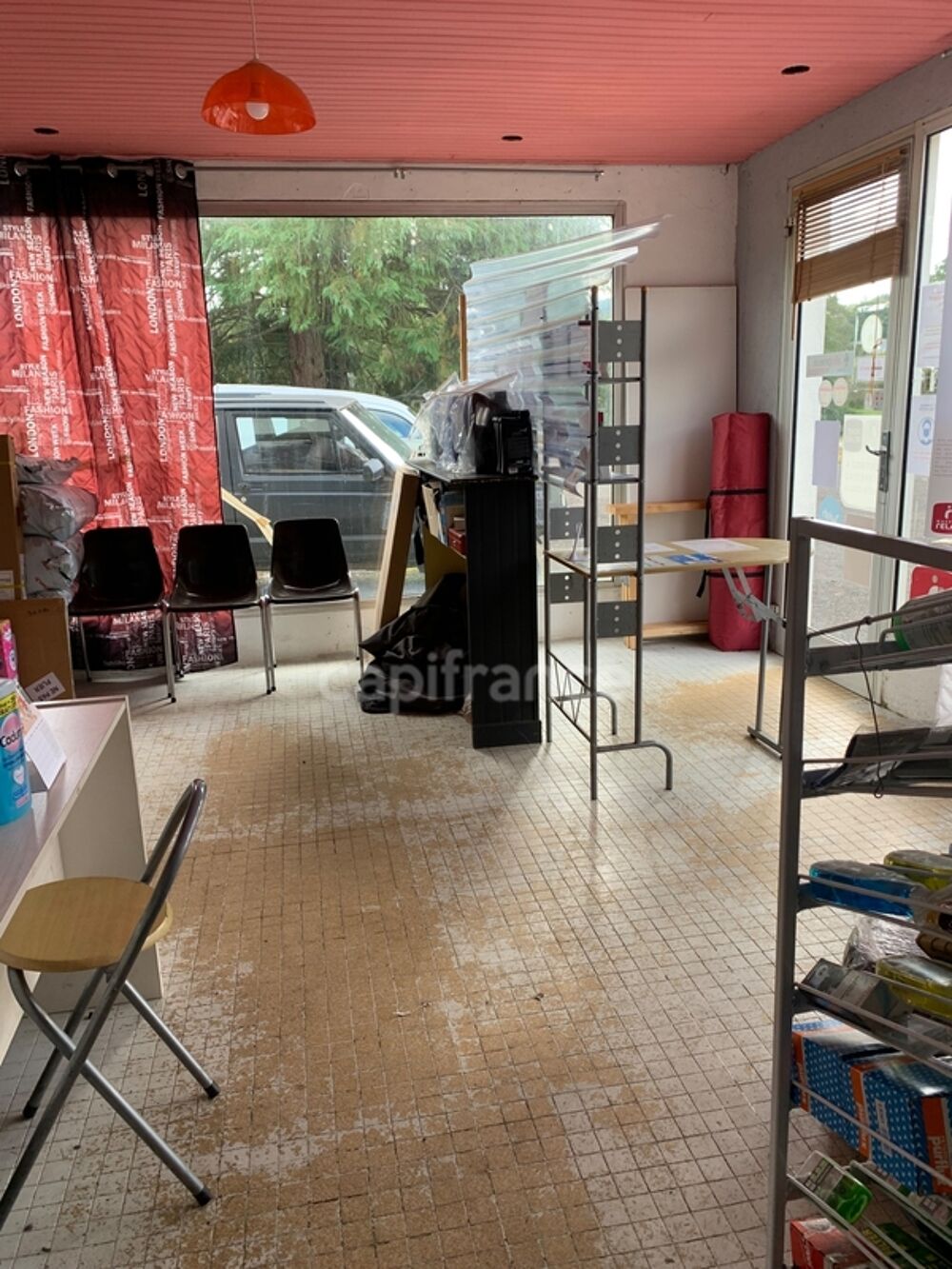 Vente Immeuble A NOIRETABLE (42) Batiment Professionnel  avec un APPART de 84 M2 sur un terrain de 8700 m2 Noiretable