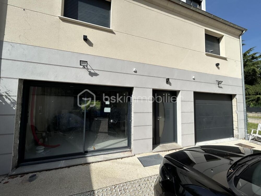   SUR LA NATIONALE 19 - Local commercial neuf de 87 m2 avec plusieurs parkings, terrasse et jardin. Proche mairie ! 