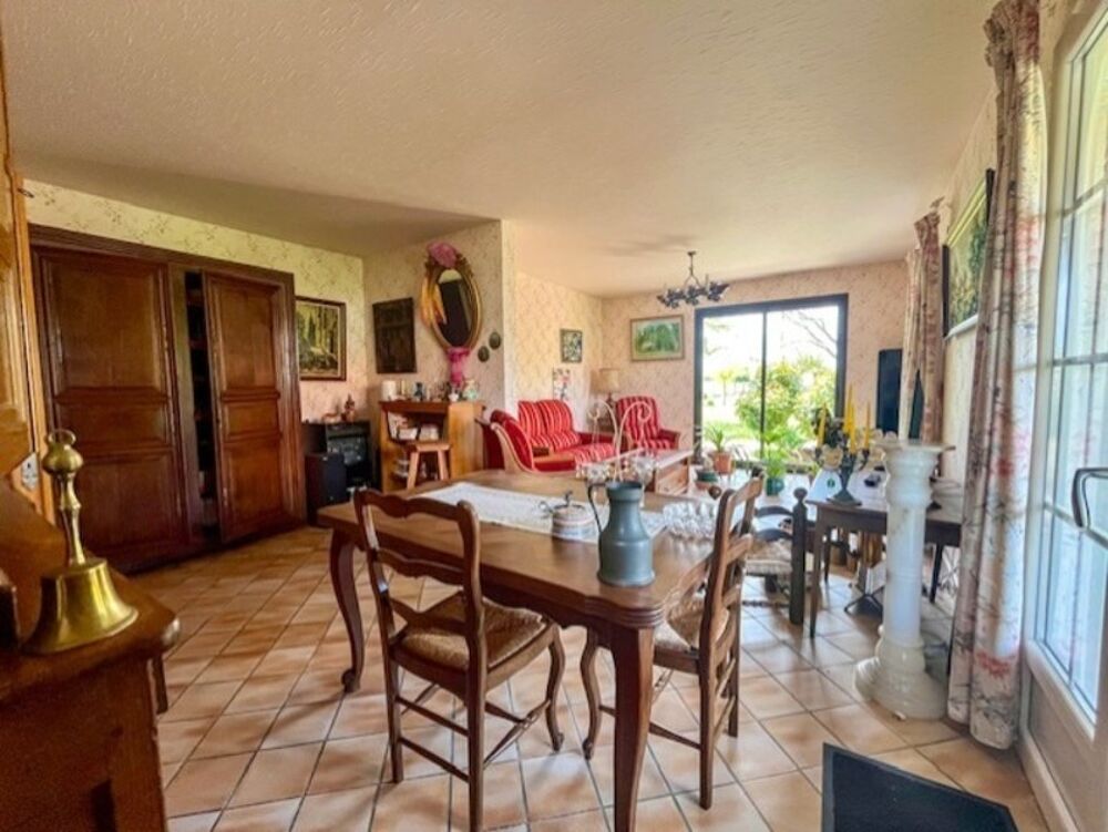 ? Maison familiale 7 pièces  186 m²  Plain-pied  Terrain arboré de 2200 m²  AIRVAULT (Barroux)
