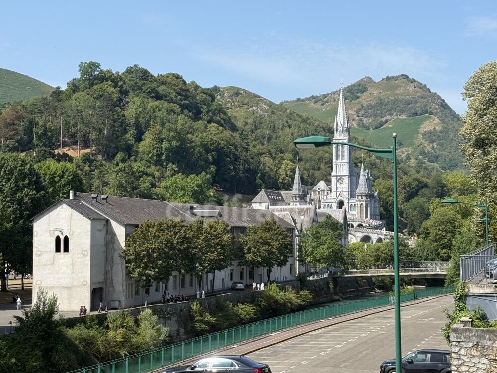 DEMEURE DE PRESTIGE FACE AUX SANCTUAIRES DE LOURDES