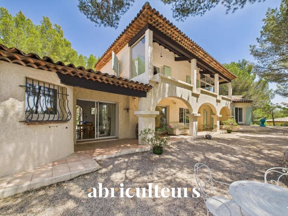 Maison darchitecte de 257 m² avec piscine et jardin arboré de 4 000 m²