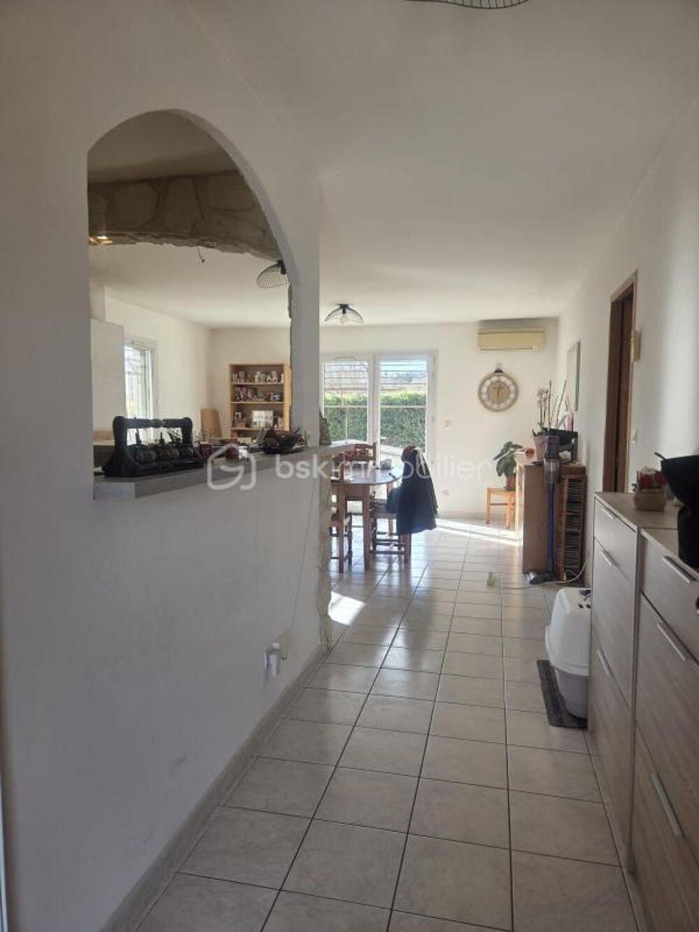 ? MAISON FAMILIALE AVEC PISCINE  ENVIRONNEMENT CALME ET SANS VIS-À-VIS ?