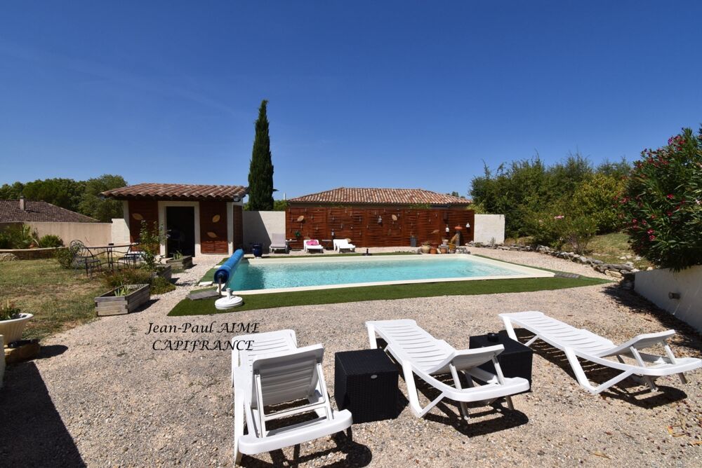 BARJAC  Une propriété de 210 m2 dont un appartement de 70 m2 avec panorama sur les Cévennes, à quelques pas du coeur du village