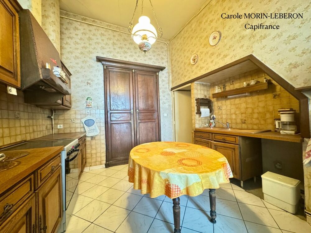 Maison en pierre à rénover, 3 chambres, garage et cour