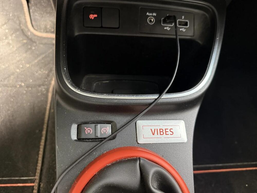 Twingo Vibes CAMERA DE RECUL / CARPLAY FEUX AUTO 2021 occasion 17139 Dompierre-sur-Mer