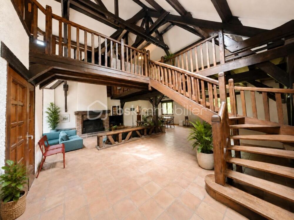Une demeure de charme aux volumes rares, nichée dans un écrin de verdure de 7 300 m², 9 chambres, deux salles d'eau, une salle d