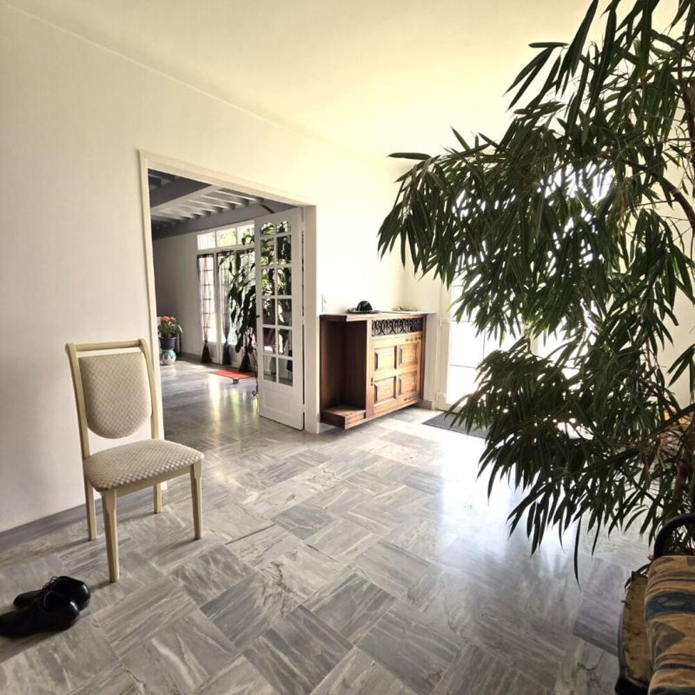 Charme traditionnel et beaux volumes pour cette maison familiale à flanc de coteaux