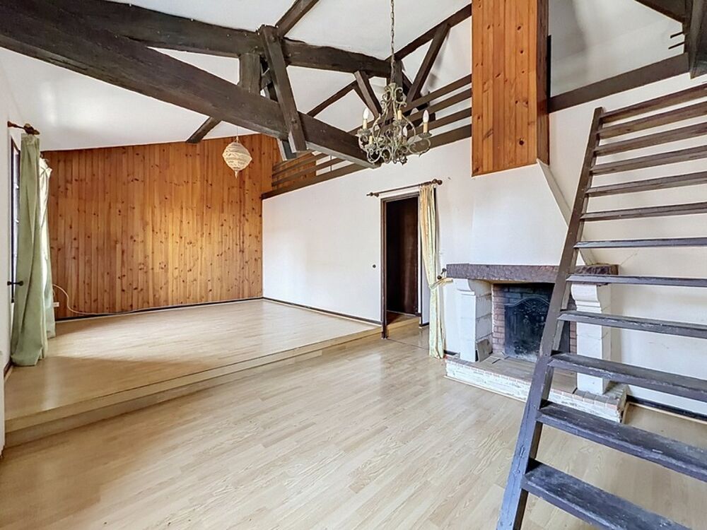 Maison de ville 90 m²  Grand séjour avec mezzanine  2 chambres  Deux garages et cave  Centre de Sainte-Foy-la-Grande