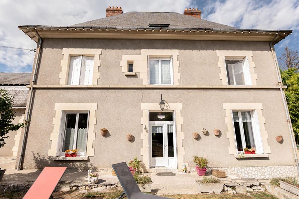 LIEUX UNIQUES ® - PROPRIÉTÉS PRIVÉES Blois-Chambord PROPOSE DEUX MAISONS DES ANNEES 50 SUR 4.6 HA DE TERRAIN