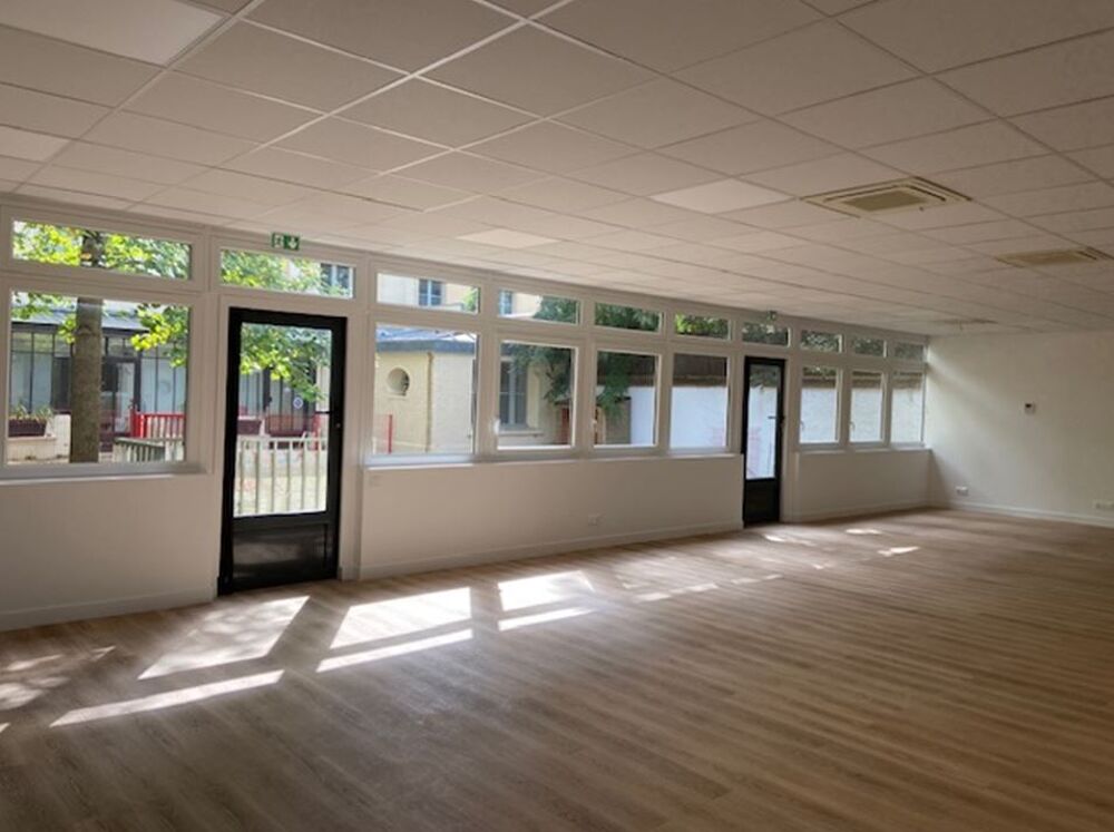   Au pied de la gare de Versailles, bureaux à louer en fond de cour avec jardin Versailles