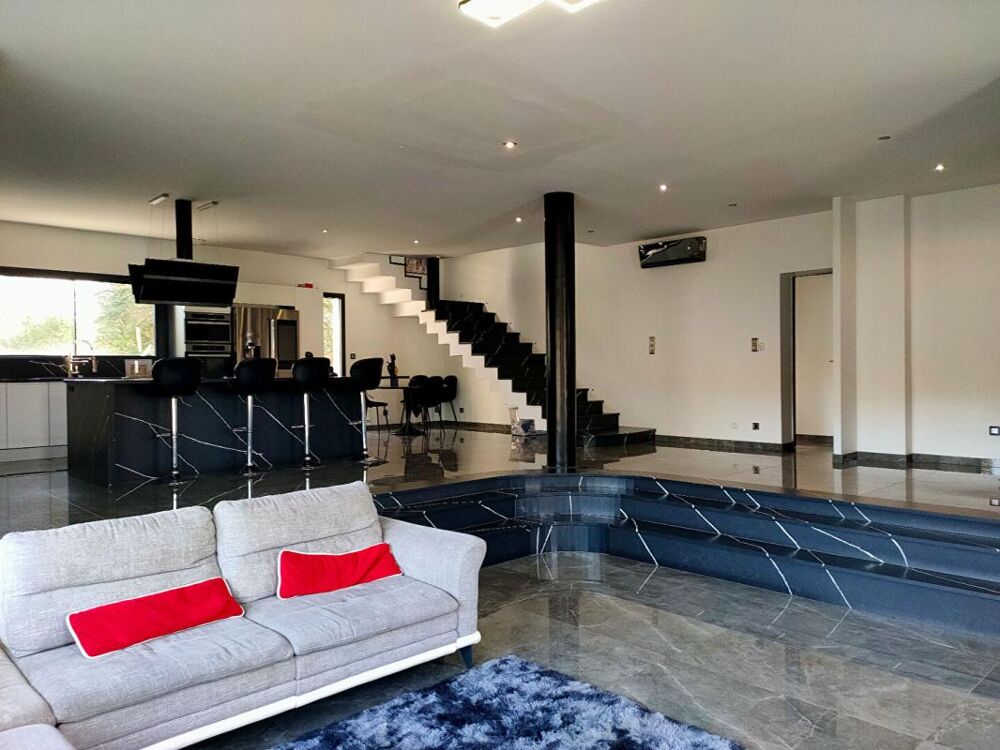 MAISON 224 m² - 7 PIECES - GARAGE ET DEPENDANCES - TERRAIN 3232 m²