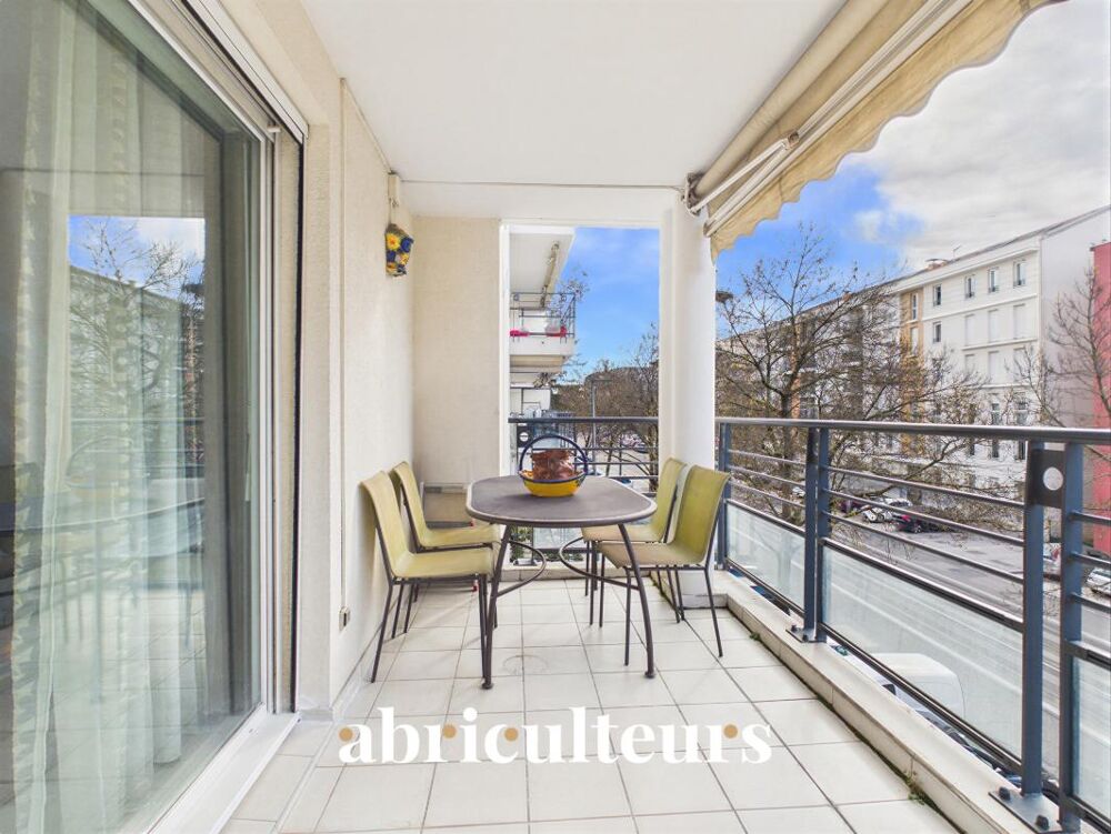 Grand 2 pièces avec terrasse et garage  Bron, au pied du tram