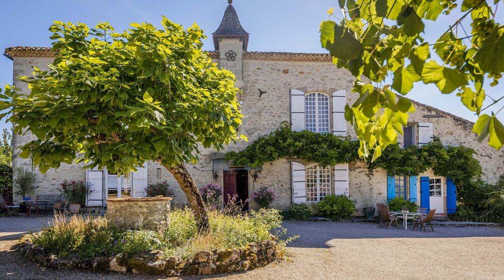 Château authentique du XIIIe siècle avec trois gîtes, piscine et 2 ha