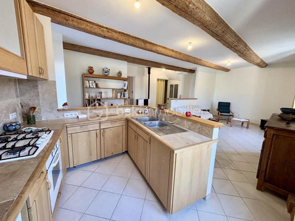 RARE  Maison en pierre avec terrasse, garage et atelier. Enorme potentiel daménagement
