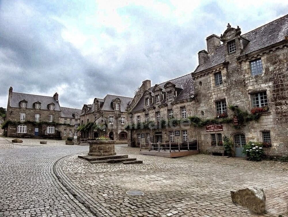   LOCRONAN(29) – Ensemble commercial et habitation en pierre de taille et moellons avec crêperie en activité et chambres d'hôtes Locronan