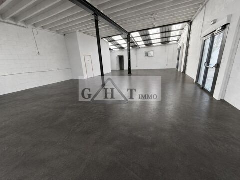   ENTREPOT DE 250 M² + 150 M² EXTERIEUR A LOUER - FONTENAY TRESIGNY 