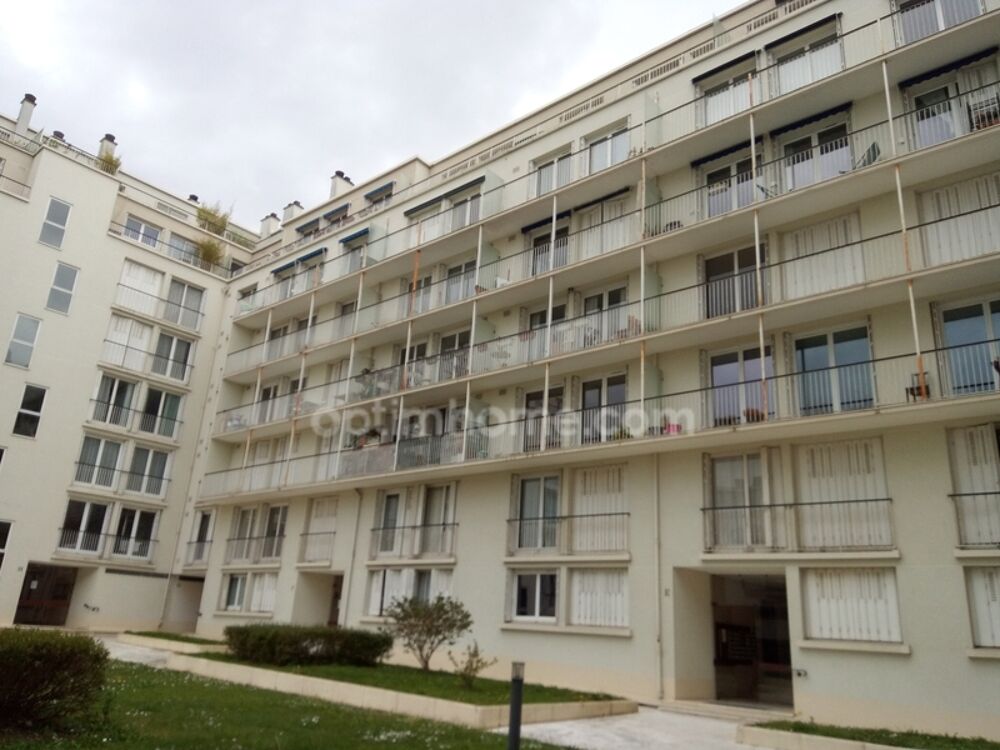 Location Appartement Versailles Chantiers - proche gare. Loue grand studio avec balcon et cave Versailles