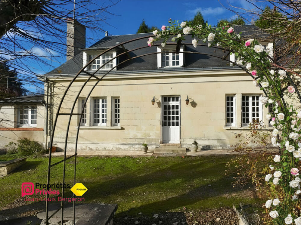 Propriété de charme .Maison bourgeoise en tuffeau, dépendance XVII, parc paysager